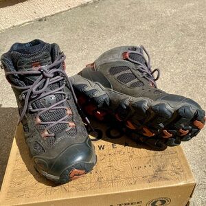 Oboz Men’s Hiking Shoes with box